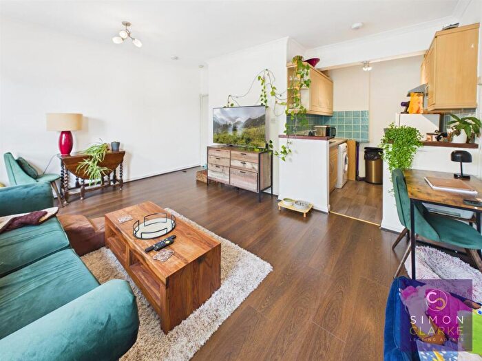 2 Bedroom Flat To Rent In High Road, East Finchley, (With Study Room), N2