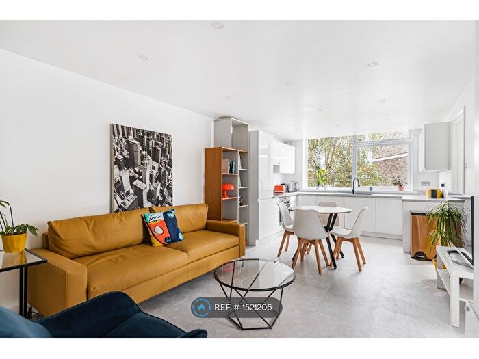 2 Bedroom Flat To Rent In Pickwick Court, London, SE9