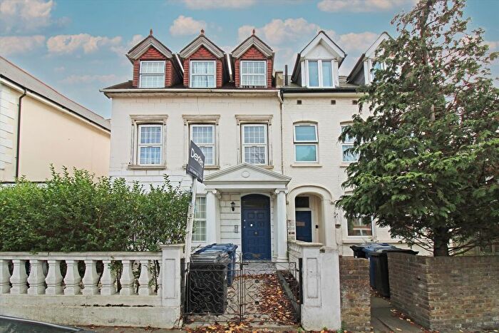 2 Bedroom Flat To Rent In York Road, Acton, W3