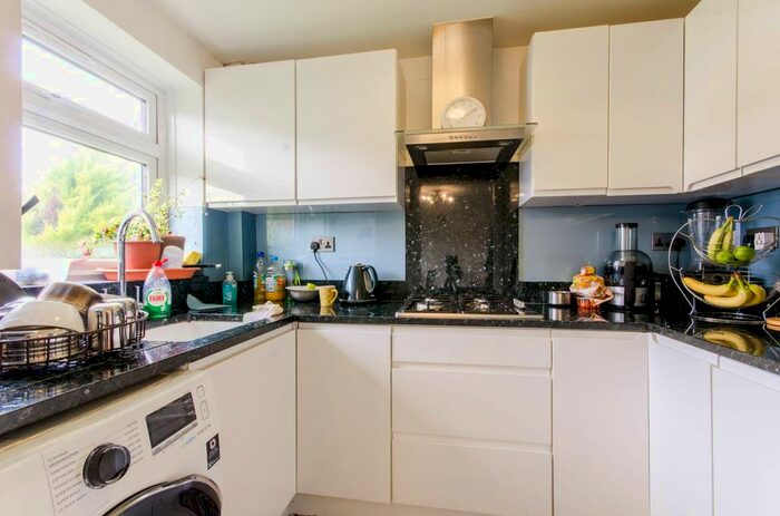 2 Bedroom Maisonette To Rent In Howard Close, East Barnet, London, N11