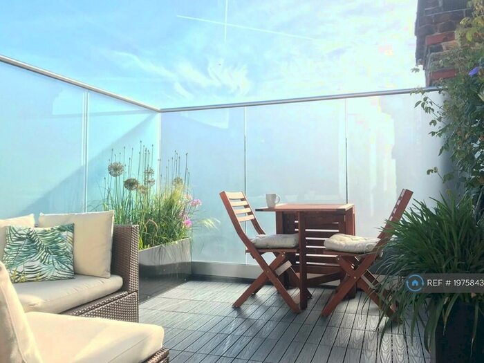 2 Bedroom Flat To Rent In Grandison Road, London, SW11