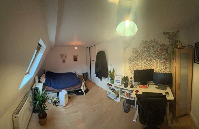 3 Bedroom Flat To Rent In Acre Lane, Brixton, SW2