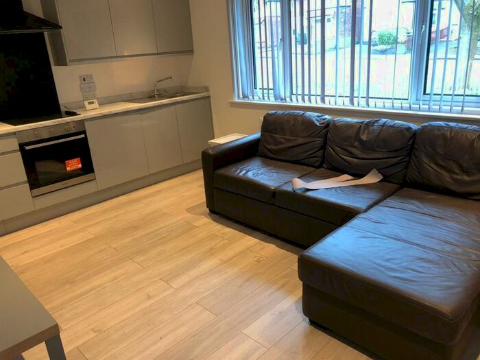 2 Bedroom Flat To Rent In Fladbury Crescent, Birmingham, B29