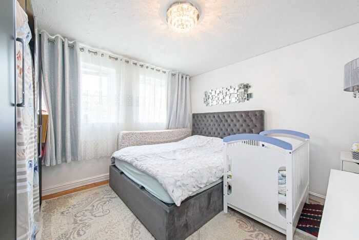 2 Bedroom Flat To Rent In Dover Close, Cricklewood, London, NW2
