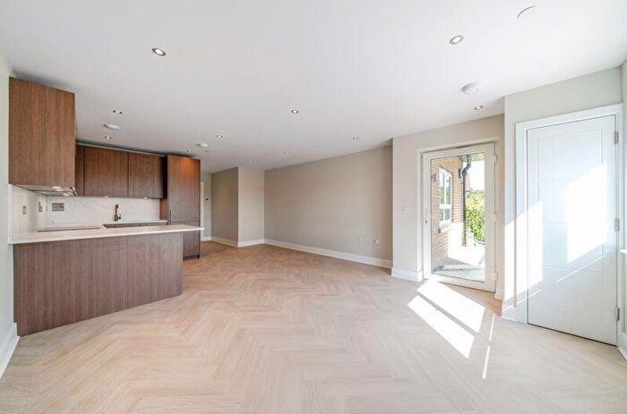 2 Bedroom Flat For Sale In Riddlesdown Road, Purley, CR8