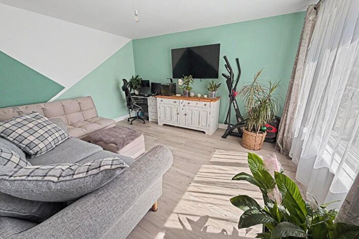 3 Bedroom Terraced House For Sale In Northmoor, BH20 - Photo 2