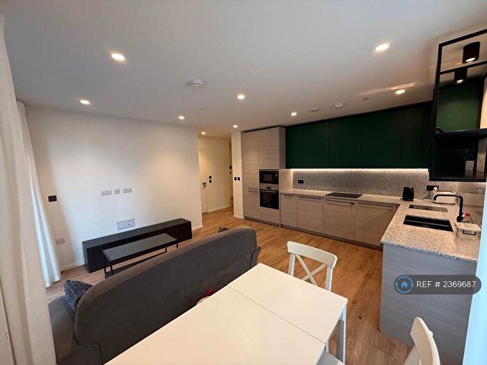 2 Bedroom Flat To Rent In Curlew House, London, E14