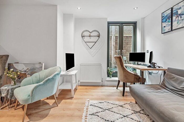 1 Bedroom Mews To Rent In Quiet Way, North Road, TW9