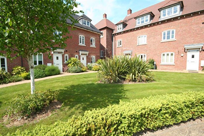 2 Bedroom Flat To Rent In Avian Avenue, Frogmore, AL2