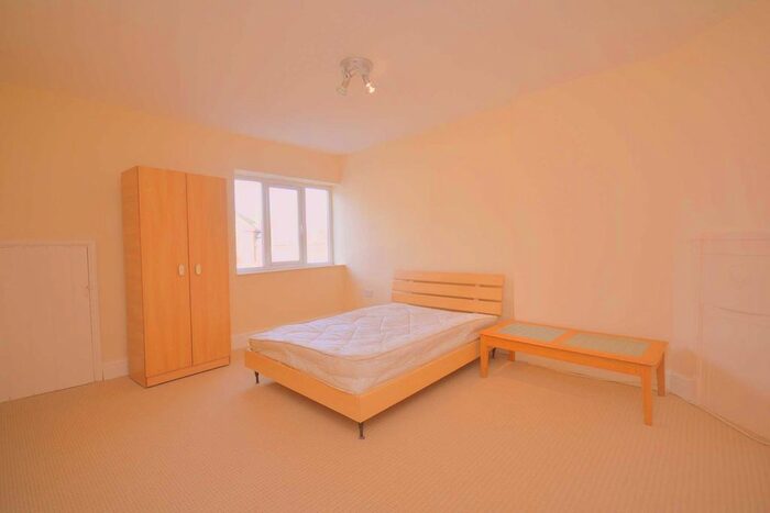 2 Bedroom Flat To Rent In Sycamore Road, Amersham, HP6