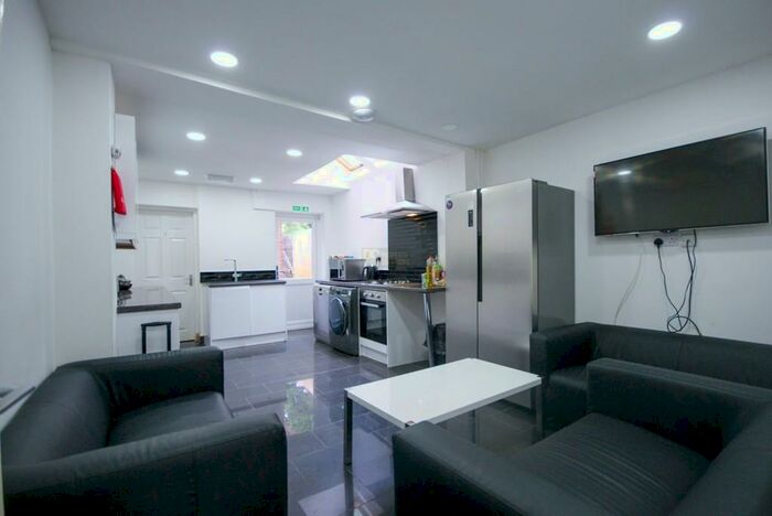 6 Bedroom Terraced House To Rent In Dawlish Road - Ensuite Student Property, B29