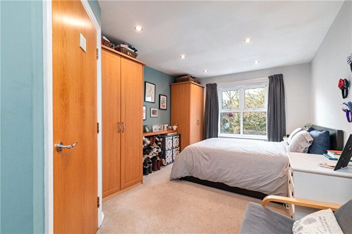 2 Bedroom Flat For Sale In Carisbrooke Road, West Park, Leeds, LS16