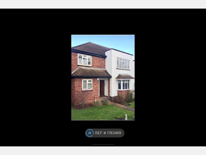 2 Bedroom Maisonette To Rent In Warren Court, Chigwell, IG7