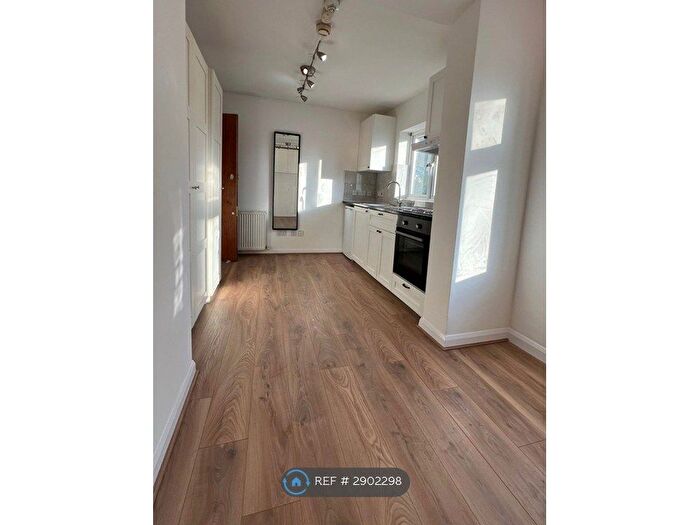 Studio To Rent In Hendon Way, London, NW2
