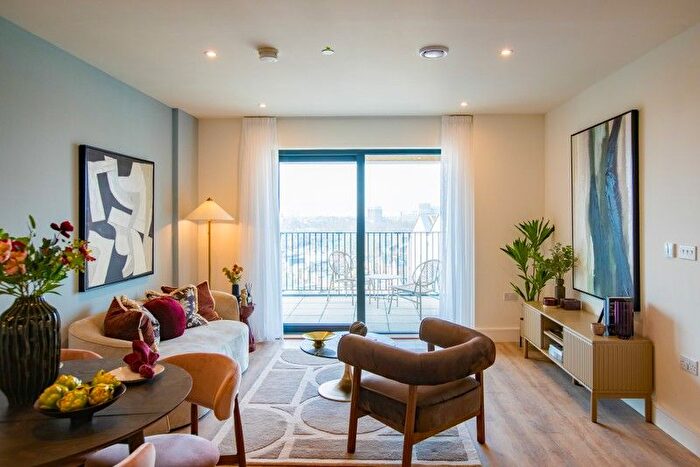 1 Bedroom Flat For Sale In Hawks Raod, Kingston Upon Thames, KT1