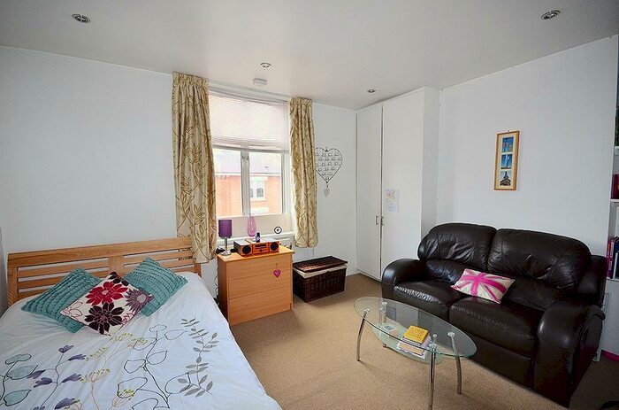 Studio To Rent In Mount Pleasant Crescent, Stroud Green, London, N4