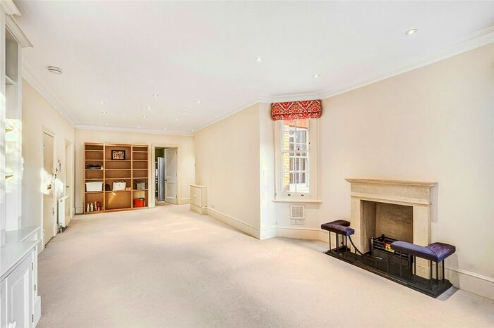 2 Bedroom Flat To Rent In Pitt Street, London, W8