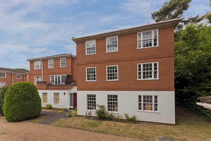 2 Bedroom Flat To Rent In Stoneleigh Park, Weybridge, KT13