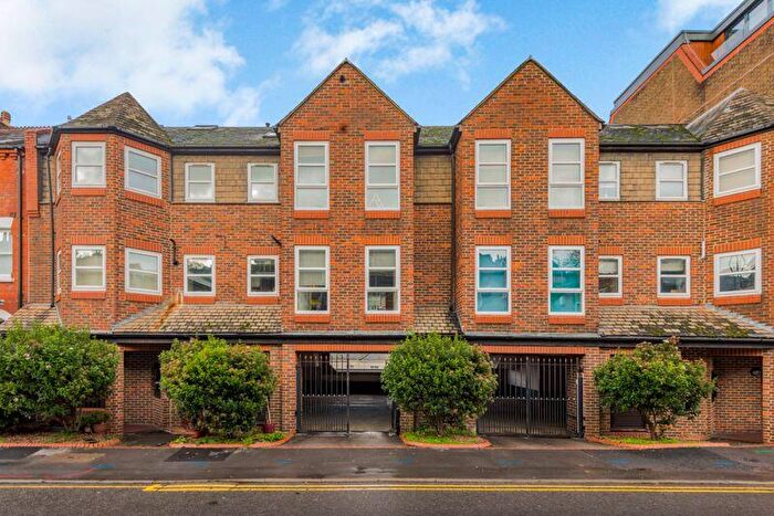 2 Bedroom Flat For Sale In Sydenham Road, Guildford, GU1