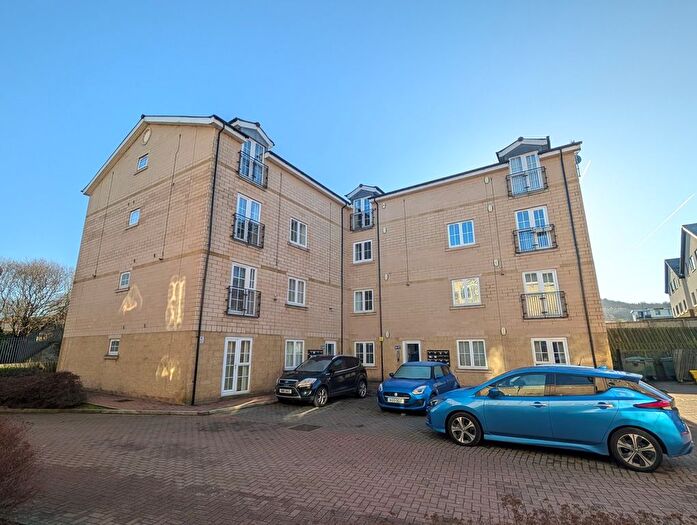 2 Bedroom Flat For Sale In Dock Lane, Shipley, BD17