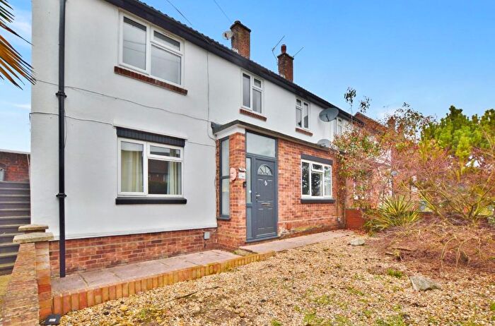 2 Bedroom Maisonette For Sale In Thirlmere Avenue, Slough, SL1