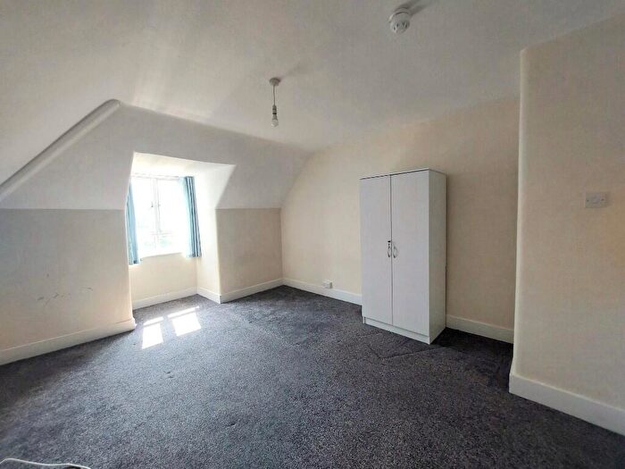 8 Bedroom House Of Multiple Occupation To Rent In Welldon Crescent, Harrow, Middlesex, HA1