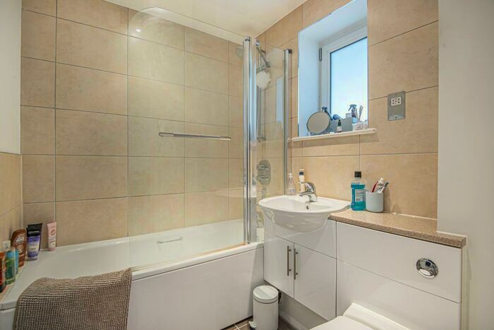 2 Bedroom Apartment To Rent In Park Way, Newbury, RG14