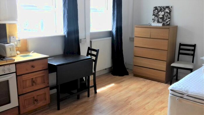 Studio To Rent In Neville Street, Grangetown, Cardiff, CF11