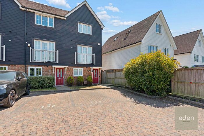 4 Bedroom End Of Terrace House For Sale In Poynder Drive, Snodland, ME6