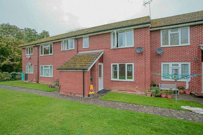 2 Bedroom Apartment To Rent In Honor Close, Kidlington, OX5