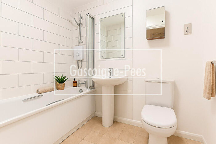 1 Bedroom Flat To Rent In Windmill Rise - Kingston Hill, KT2