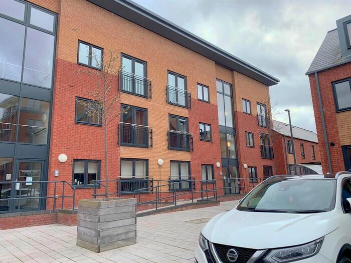 2 Bedroom Flat To Rent In Woodhouse Close, Riverbank Court, WR5