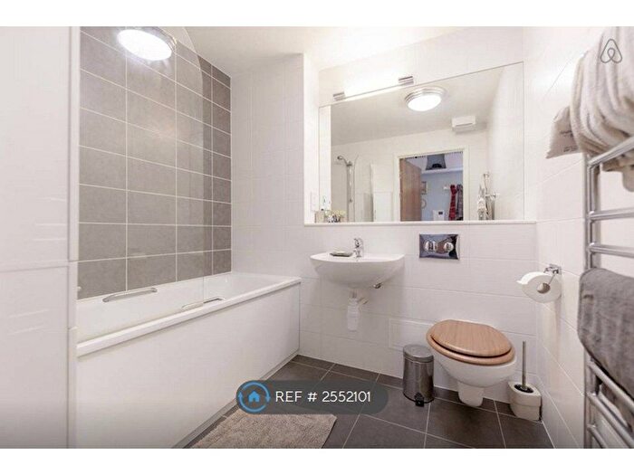 2 Bedroom Flat To Rent In Shakespeare Court, London, SW17