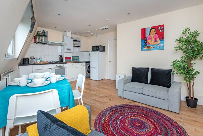 2 Bedroom Flat To Rent In Falcon Road, London, SW11