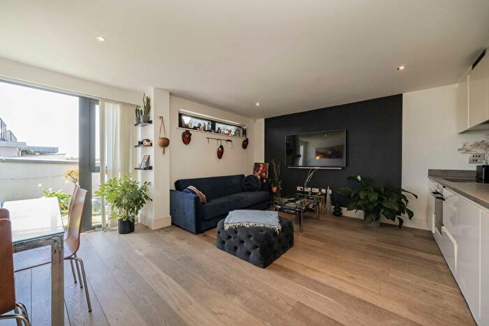 1 Bedroom Flat For Sale In Bicycle Mews, London, SW4