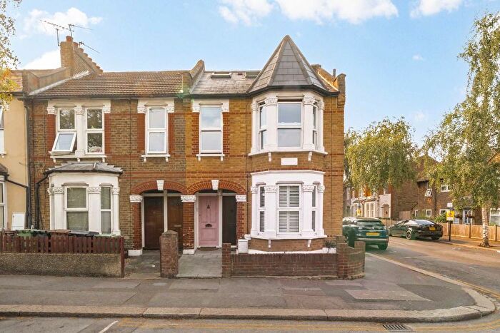 3 Bedroom Flat For Sale In Ringwood Road, Walthamstow, E17