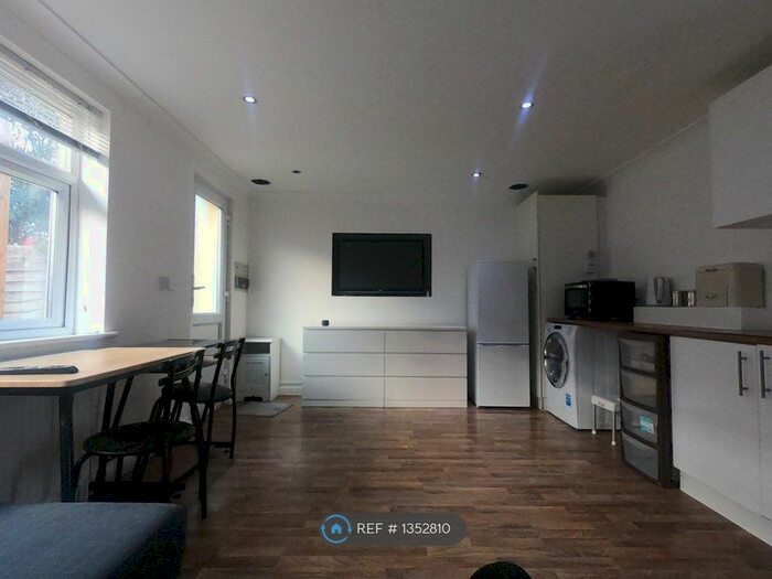 Studio To Rent In Winchmore Hill, London, N21