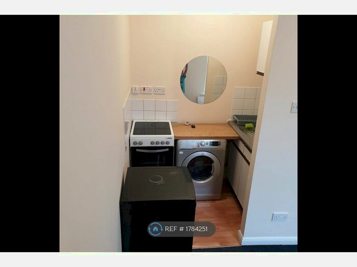 Studio To Rent In Dallow Road, Luton, LU1