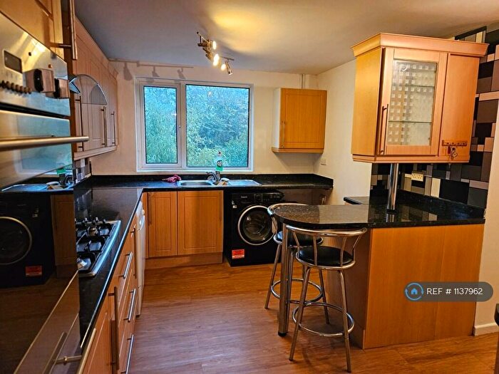 3 Bedroom End Of Terrace House To Rent In Glenridding Close, Oldham, OL1