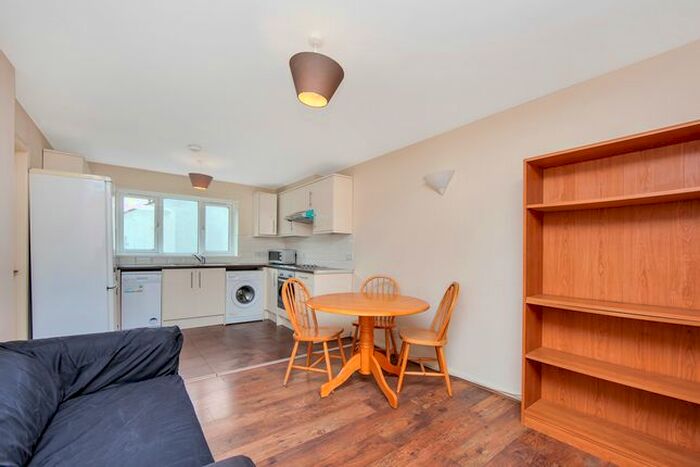 3 Bedroom Flat To Rent In Ambassador Square, London, E14