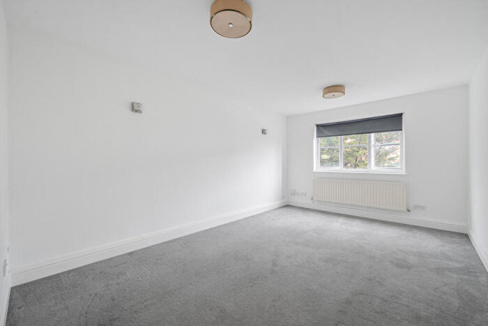 2 Bedroom Apartment For Sale In Crown Dale, London, SE19