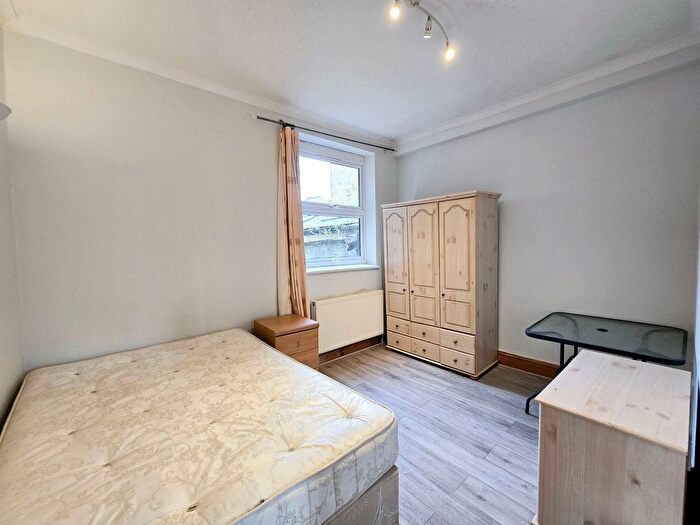3 Bedroom Flat To Rent In Tooting Bec Road, London, SW17