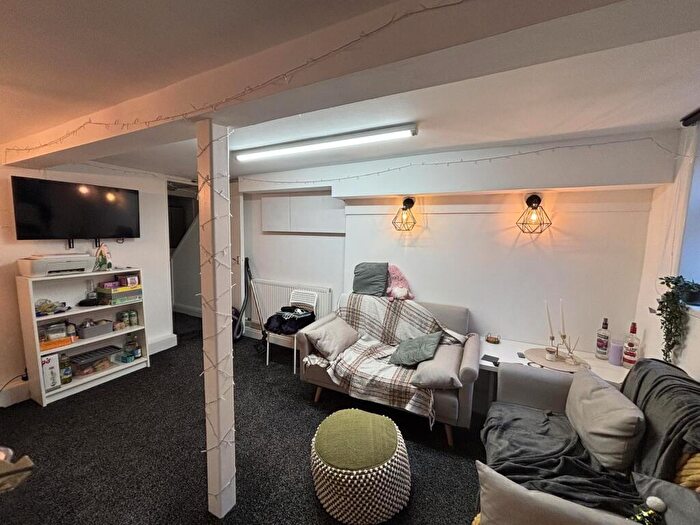 3 Bedroom Flat To Rent In Headingley Avenue, Leeds, LS6