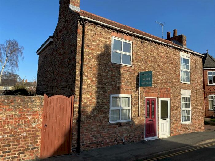2 Bedroom Cottage To Rent In Hailgate, Howden, Goole, DN14