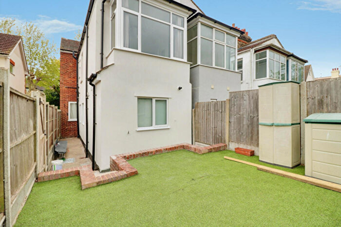 2 Bedroom Flat To Rent In St. Helens Road, Westcliff-on-sea, SS0
