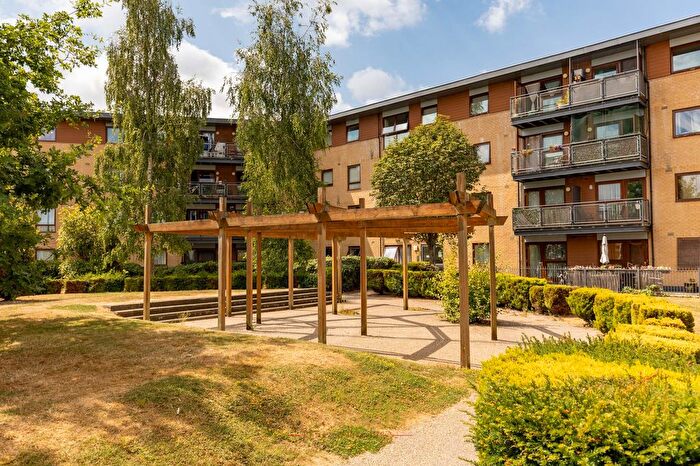 1 Bedroom Flat For Sale In Commonwealth Drive, Howlands Court, RH10