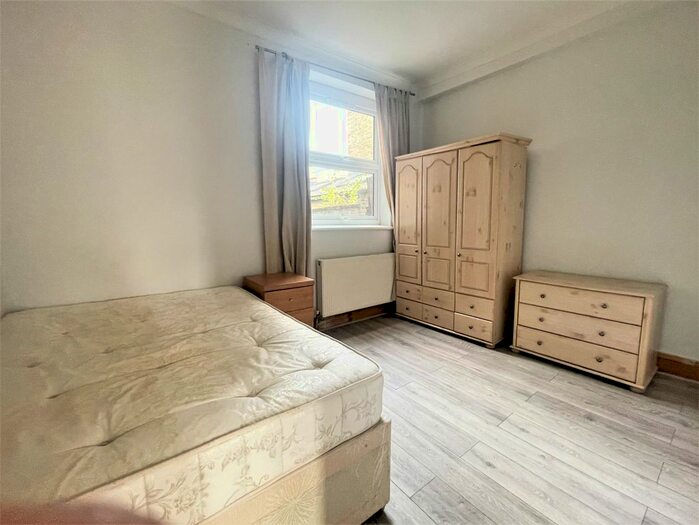 3 Bedroom Flat To Rent In Tooting Bec Road, London, SW17
