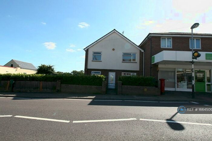 3 Bedroom Semi-Detached House To Rent In Harwich Road, Colchester, CO4