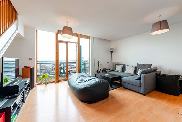 1 Bedroom Flat For Sale In Western Beach Apartments, Hanover Avenue, London, E16