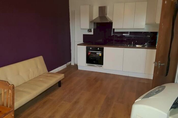 2 Bedroom Flat To Rent In Oaks Lane, Newbury Park, IG2